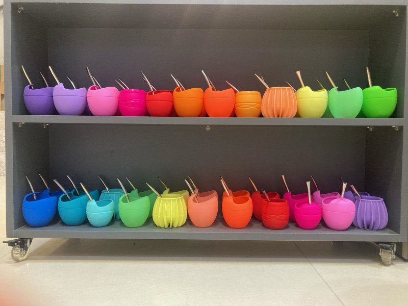 Além das ervas, o espaço oferece acessórios para a hora do chimarrão, como as cuias neon para o verão Foto: MERCEARIADOMATE/DIVULGAÇÃO/JC