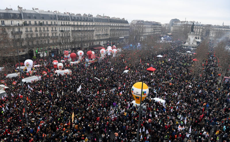 Organizada por sindicatos franceses, greve levou milhares de pessoas às ruas