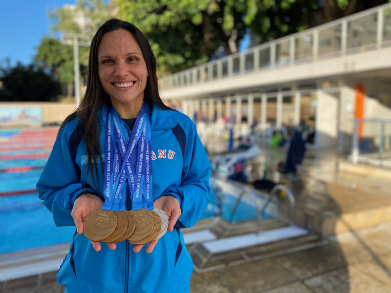 Nadadora paralímpica Maria Carolina, do Grêmio Náutico União, saiu das Paralimpíadas com cinco medalhas