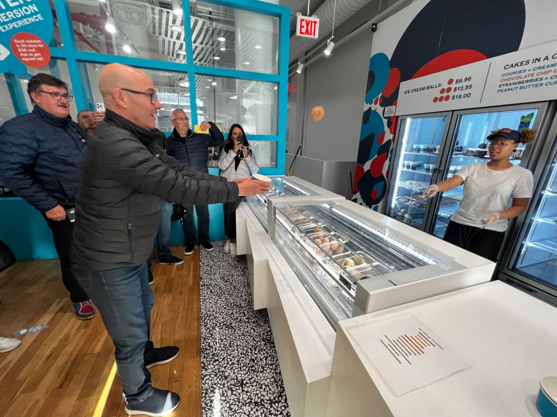 Minuto Varejo - NRF 2023 - visita a lojas - varejo e entretenimento - inovação - Catch'n Ice-cream - Nova York - sorvetes - influencer Dylan Lemay - diversão - lançamento de sorvete - comitiva gaúcha