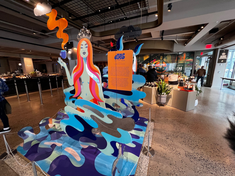 Sereia da marca foi recriada por um artista nova-iorquino