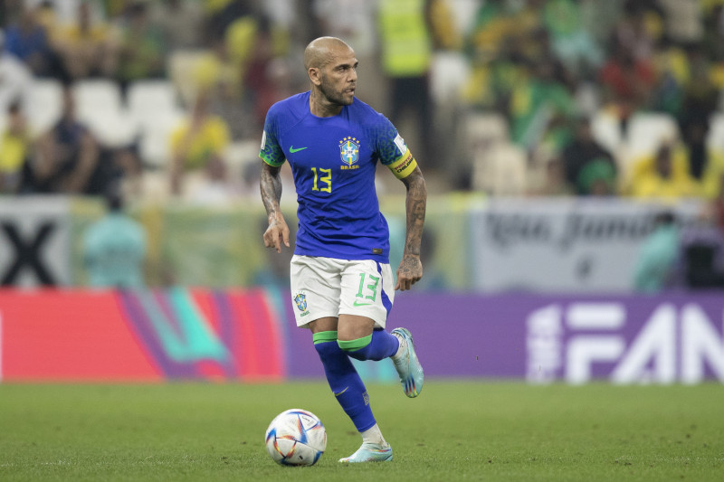 Dani Alves disputou apenas 13 jogos pelo Pumas, do M&eacute;xico, antes de ser liberado para treinar no Barcelona