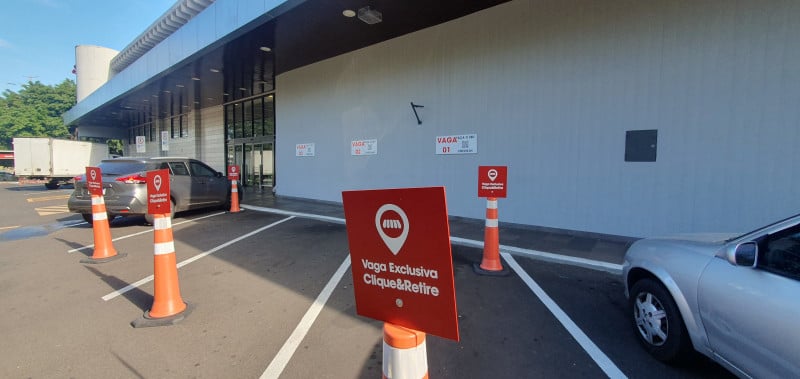 Placas no estacionamento do supermercado sinalizam as vagas que serão usadas para o serviço