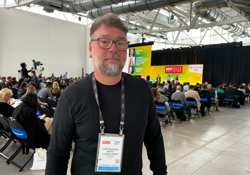 {'nm_midia_inter_thumb1':'https://www.jornaldocomercio.com/_midias/jpg/2023/01/22/206x137/1_minuto_varejo_nrf_2023_lebes_executivo_jornal_do_comercio_2-9906461.jpg', 'id_midia_tipo':'2', 'id_tetag_galer':'', 'id_midia':'63cd8d13871e6', 'cd_midia':9906461, 'ds_midia_link': 'https://www.jornaldocomercio.com/_midias/jpg/2023/01/22/minuto_varejo_nrf_2023_lebes_executivo_jornal_do_comercio_2-9906461.jpg', 'ds_midia': 'Masiero falou sobre os planos enquanto estava na NRF em Nova York', 'ds_midia_credi': 'PATRÍCIA COMUNELLO/ESPECIAL/JC', 'ds_midia_titlo': 'Masiero falou sobre os planos enquanto estava na NRF em Nova York', 'cd_tetag': '1', 'cd_midia_w': '800', 'cd_midia_h': '560', 'align': 'Left'}