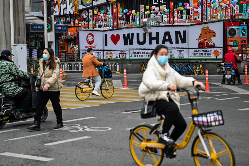 Isolada do mundo por 76 dias em 2020, os 11 milhões de habitantes de Wuhan voltam a ter vida normal nas ruas