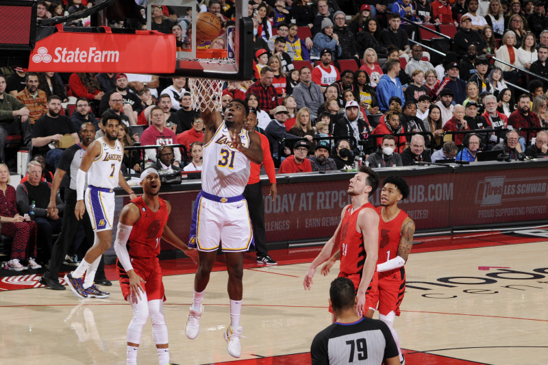 O Los Angeles Lakers visitou o Portland Trail Blazers e venceu por 121 a 112