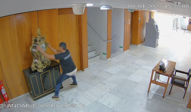 O homem foi flagrado pelas filmagens internas do palácio jogando no chão o relógio