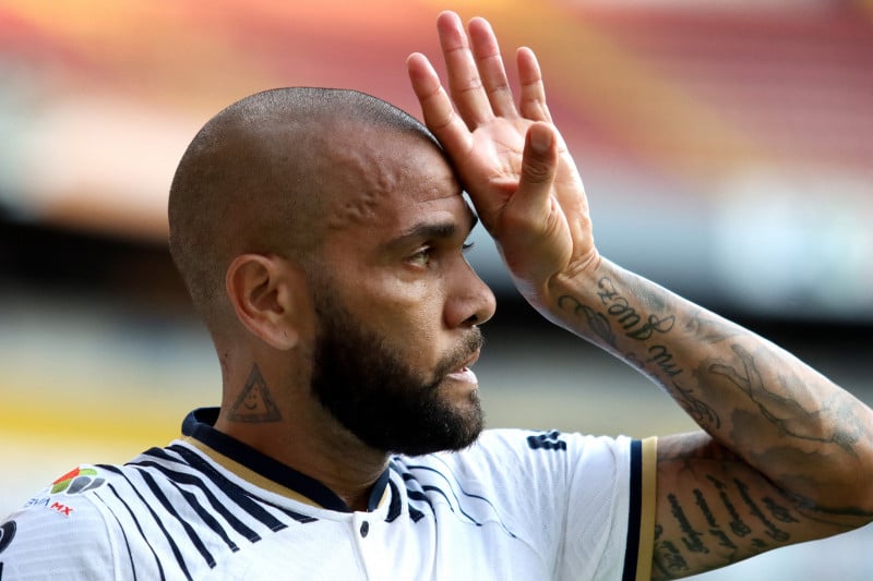  (FILES) In this file photo taken on September 03, 2022 Pumas' Brazilian defender Dani Alves gestures during the Mexican Apertura tournament football match against Atlas at the Jalisco stadium in Guadalajara, Jalisco State, Mexico. - Mexico's Pumas announced on January 20, 2023 that they had terminated Dani Alves' contract after the veteran Brazil defender was arrested and remanded in custody in Spain on allegations of sexual assault. (Photo by Ulises Ruiz / AFP)
Dani Alves nega a agressão e, após duas versões anteriores, afirma que houve relação, mas que foi consensual