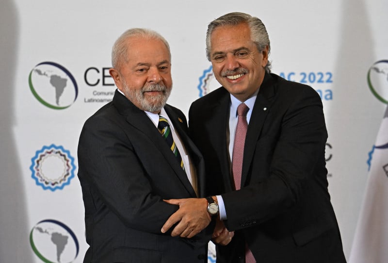 Fernandez citou a "alegria de ter o presidente" Lula entre os presentes na cúpula