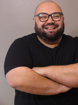 Em seu primeiro show no Porto Ver&atilde;o Alegre, humorista ga&uacute;cho relembra 10 anos de carreira