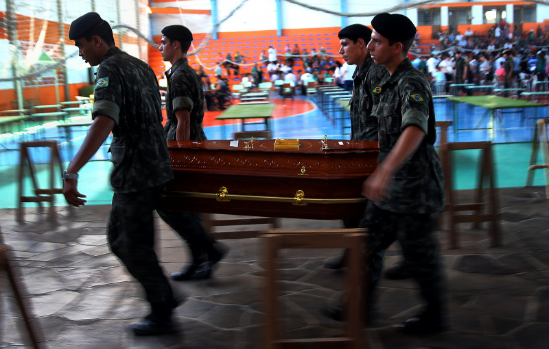 Tragédia em Santa Maria deixou 242 mortos, a grande maioria jovens que se divertiam na Boate Kiss