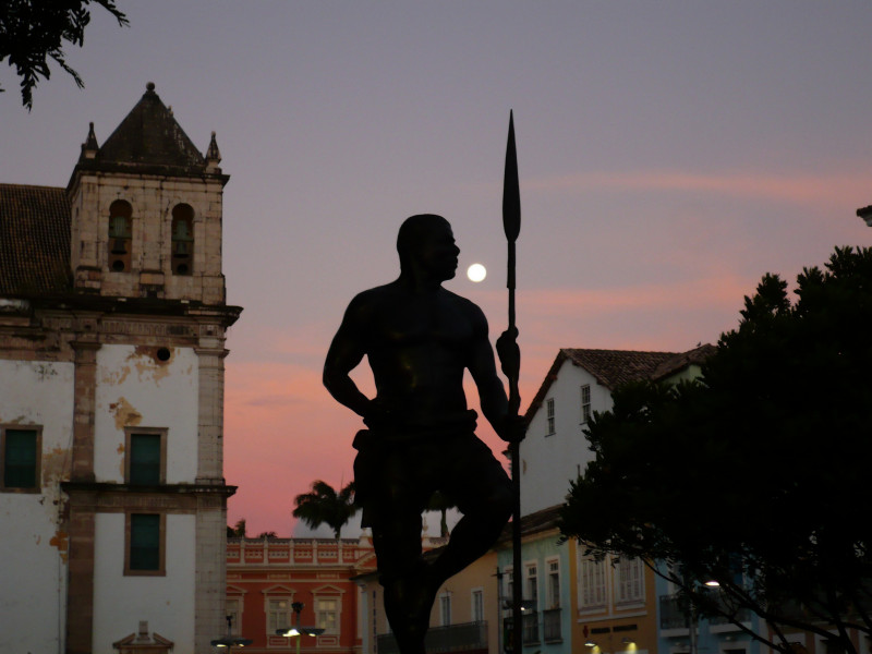 Nomes como Zumbi dos Palmares (em estátua na Praça da Sé, de Salvador-BA) ganharam novos contornos na história brasileira a partir da contribuição decisiva de Décio Freitas