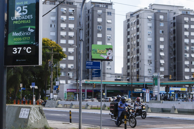 A responsável pelo calor excessivo tanto na Grande Porto Alegre quanto no Interior é uma "massa de ar por demais quente", segundo a MetSul