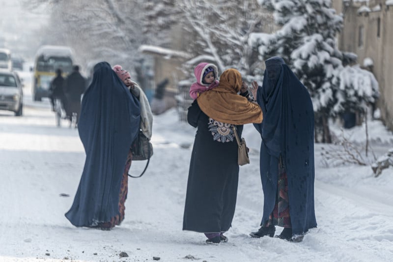 O Taliban proibiu mulheres de trabalhar em ONGs de ajuda humanitária, medida que agravou a situação causada pelo frio histórico 