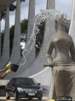 Moraes mantém condenação de mulher que pichou estátua no 8 de janeiro