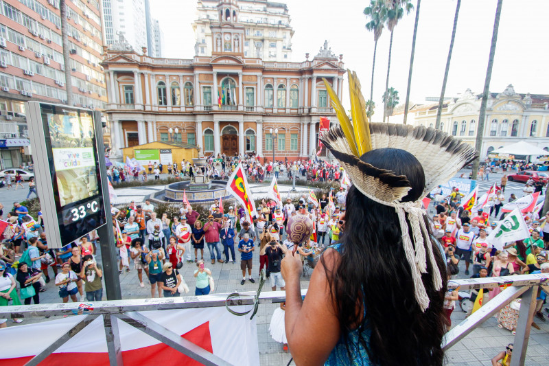 Concentração para a Marcha do Fórum Social Mundial no Centro de Porto Alegre na tarde de 25 de janeiro de 2023