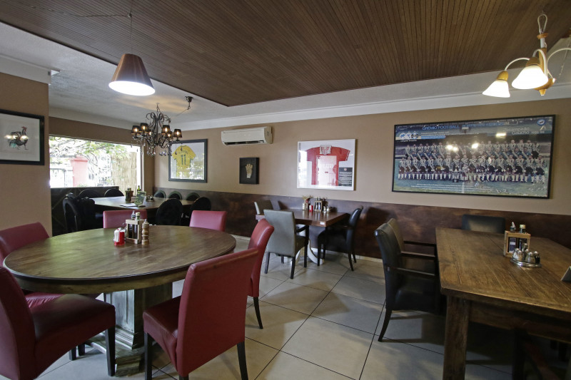 O restaurante tem um sal&atilde;o com decora&ccedil;&atilde;o tem&aacute;tica que busca homenagear o futebol Foto: LUIZA PRADO/JC