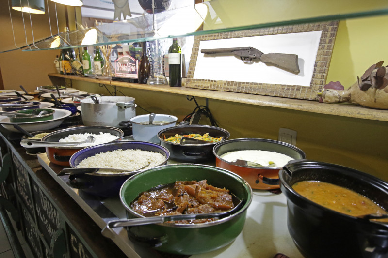 O buffet de almo&ccedil;o opera de segunda a s&aacute;bado, das 11h30min &agrave;s 15h
 Foto: LUIZA PRADO/JC
