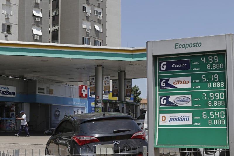 Petrobras aumentou o preço da gasolina para as distribuidoras, e postos já aplicam os novos valores