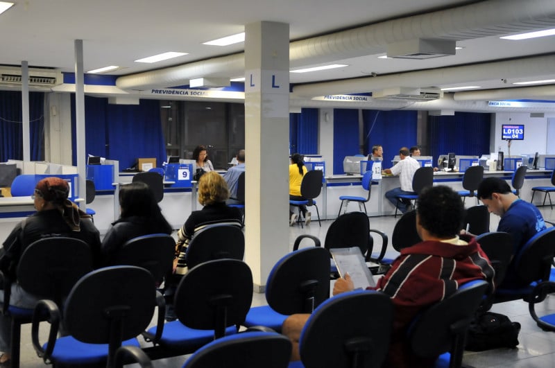 A medida busca abrir espaço para a redução da fila do INSS 