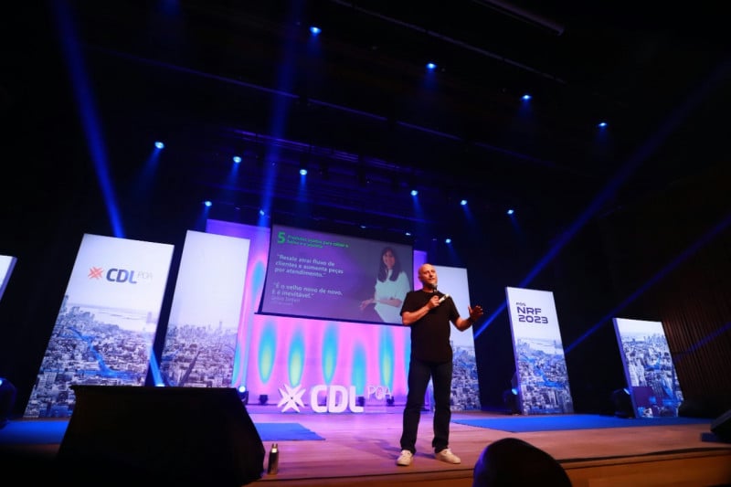 {'nm_midia_inter_thumb1':'https://www.jornaldocomercio.com/_midias/jpg/2023/01/26/206x137/1_minuto_varejo_nrf_2023_pos_cdl_poa_guga_schifino_jornal_do_comercio-9911216.jpeg', 'id_midia_tipo':'2', 'id_tetag_galer':'', 'id_midia':'63d2b4bbe45f9', 'cd_midia':9911216, 'ds_midia_link': 'https://www.jornaldocomercio.com/_midias/jpg/2023/01/26/minuto_varejo_nrf_2023_pos_cdl_poa_guga_schifino_jornal_do_comercio-9911216.jpeg', 'ds_midia': 'Minuto Varejo - NRF 2023 - evento P&oacute;s-NRF CDL Porto Alegre - Guga Schifino - FFX e linx - varejo - inova&ccedil;&atilde;o - tend&ecirc;ncias', 'ds_midia_credi': 'CDL PORTO ALEGRE/DIVULGA&Ccedil;&Atilde;O/JC', 'ds_midia_titlo': 'Minuto Varejo - NRF 2023 - evento P&oacute;s-NRF CDL Porto Alegre - Guga Schifino - FFX e linx - varejo - inova&ccedil;&atilde;o - tend&ecirc;ncias', 'cd_tetag': '1', 'cd_midia_w': '800', 'cd_midia_h': '533', 'align': 'Left'}