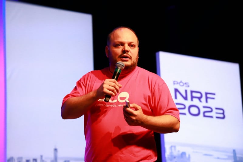 {'nm_midia_inter_thumb1':'https://www.jornaldocomercio.com/_midias/jpg/2023/01/26/206x137/1_minuto_varejo_nrf_2023_pos_cdl_poa_guto_rocha_jornal_do_comercio-9911231.jpeg', 'id_midia_tipo':'2', 'id_tetag_galer':'', 'id_midia':'63d2b5005343e', 'cd_midia':9911231, 'ds_midia_link': 'https://www.jornaldocomercio.com/_midias/jpg/2023/01/26/minuto_varejo_nrf_2023_pos_cdl_poa_guto_rocha_jornal_do_comercio-9911231.jpeg', 'ds_midia': 'Minuto Varejo - NRF 2023 - evento P&oacute;s-NRF CDL Porto Alegre - Guto Rocha - vice-presidente Pmweb - criador do Oto CRM - - varejo - inova&ccedil;&atilde;o - tend&ecirc;ncias', 'ds_midia_credi': 'JO&Atilde;O ALVES/DIVULGA&Ccedil;&Atilde;O/JC', 'ds_midia_titlo': 'Minuto Varejo - NRF 2023 - evento P&oacute;s-NRF CDL Porto Alegre - Guto Rocha - vice-presidente Pmweb - criador do Oto CRM - - varejo - inova&ccedil;&atilde;o - tend&ecirc;ncias', 'cd_tetag': '1', 'cd_midia_w': '800', 'cd_midia_h': '533', 'align': 'Left'}