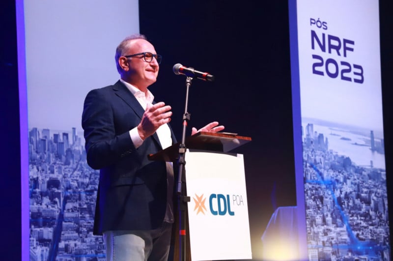 {'nm_midia_inter_thumb1':'https://www.jornaldocomercio.com/_midias/jpg/2023/01/26/206x137/1_minuto_varejo_nrf_2023_pos_cdl_poa_irio_piva_jornal_do_comercio-9911201.jpeg', 'id_midia_tipo':'2', 'id_tetag_galer':'', 'id_midia':'63d2b48b61788', 'cd_midia':9911201, 'ds_midia_link': 'https://www.jornaldocomercio.com/_midias/jpg/2023/01/26/minuto_varejo_nrf_2023_pos_cdl_poa_irio_piva_jornal_do_comercio-9911201.jpeg', 'ds_midia': 'Minuto Varejo - NRF 2023 - evento P&oacute;s-NRF CDL Porto Alegre - Irio Piva - presidente CDL-POA - varejo - inova&ccedil;&atilde;o - tend&ecirc;ncias', 'ds_midia_credi': 'JO&Atilde;O ALVES/DIVULGA&Ccedil;&Atilde;O/JC', 'ds_midia_titlo': 'Minuto Varejo - NRF 2023 - evento P&oacute;s-NRF CDL Porto Alegre - Irio Piva - presidente CDL-POA - varejo - inova&ccedil;&atilde;o - tend&ecirc;ncias', 'cd_tetag': '1', 'cd_midia_w': '800', 'cd_midia_h': '531', 'align': 'Left'}