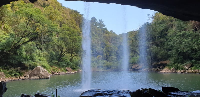 Além de proporcionar momentos junto à natureza, os banhos de cascata ajudam a refrescar no verão