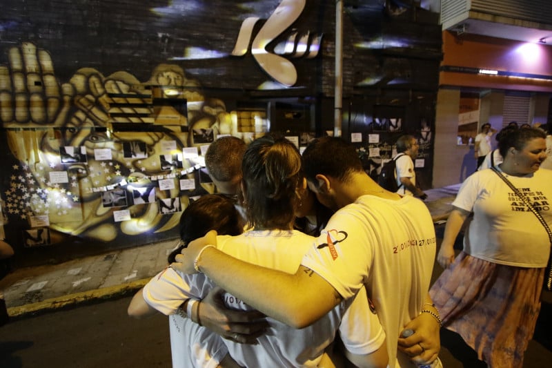 {'nm_midia_inter_thumb1':'https://www.jornaldocomercio.com/_midias/jpg/2023/01/27/206x137/1_tm_271023_vigilia_sm_02-9912687.jpg', 'id_midia_tipo':'2', 'id_tetag_galer':'', 'id_midia':'63d3c0aa9abe5', 'cd_midia':9912687, 'ds_midia_link': 'https://www.jornaldocomercio.com/_midias/jpg/2023/01/27/tm_271023_vigilia_sm_02-9912687.jpg', 'ds_midia': 'Homenagens &agrave;s v&iacute;timas da trag&eacute;dia na Boate Kiss em Santa Maria na madrugada de 27 de janeiro, nos 10 anos do inc&ecirc;ndio', 'ds_midia_credi': 'T&Acirc;NIA MEINERZ/JC', 'ds_midia_titlo': 'Homenagens &agrave;s v&iacute;timas da trag&eacute;dia na Boate Kiss em Santa Maria na madrugada de 27 de janeiro, nos 10 anos do inc&ecirc;ndio', 'cd_tetag': '1', 'cd_midia_w': '800', 'cd_midia_h': '533', 'align': 'Left'}