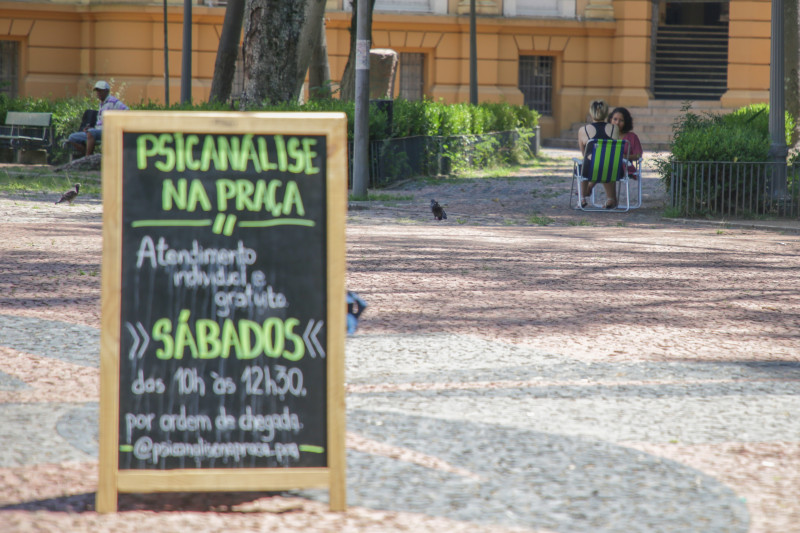 Todos os sábados, das 10h às 12h30min, os psicanalista ficam instalados na Praça da Alfândega 