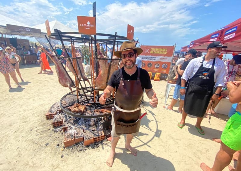 Preparação do assado reuniu mais de 1,7 mil assadores, entre eles Marcelo Bolinha