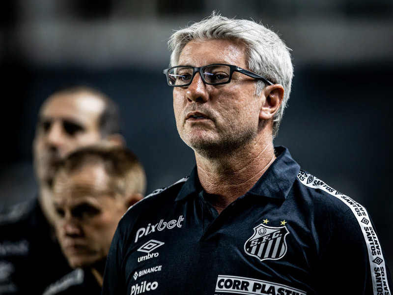 Após sequencia medíocre, o treinador Odair Hellmann foi cobrado por resultados