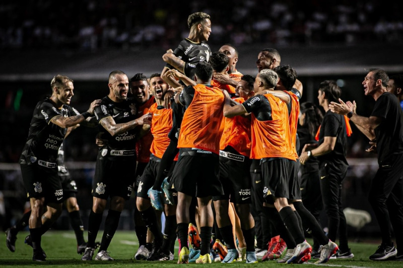 O Timão conquistou a vitória com dois gols de Adson e duas assistências de Roger Guedes
