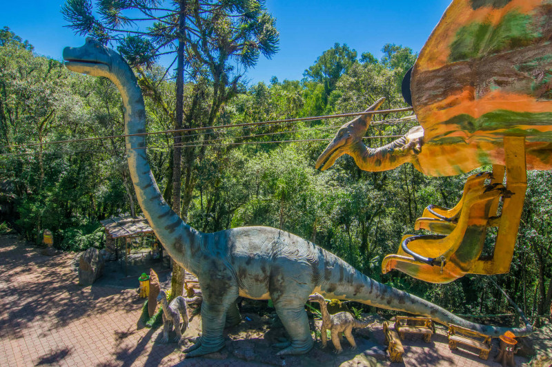 O parque temático tem 43 atrações em diversos cenários, como o Território dos Dinossauros