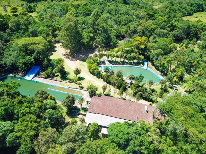 Além de piscinas de água natural, o Sítio da Cascata, em Lomba Grande, é rodeado de verde