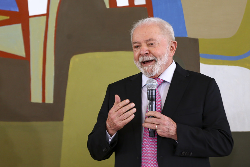 Lula vem sendo muito criticado nas redes sociais por não dar o início à correção da tabela do IR