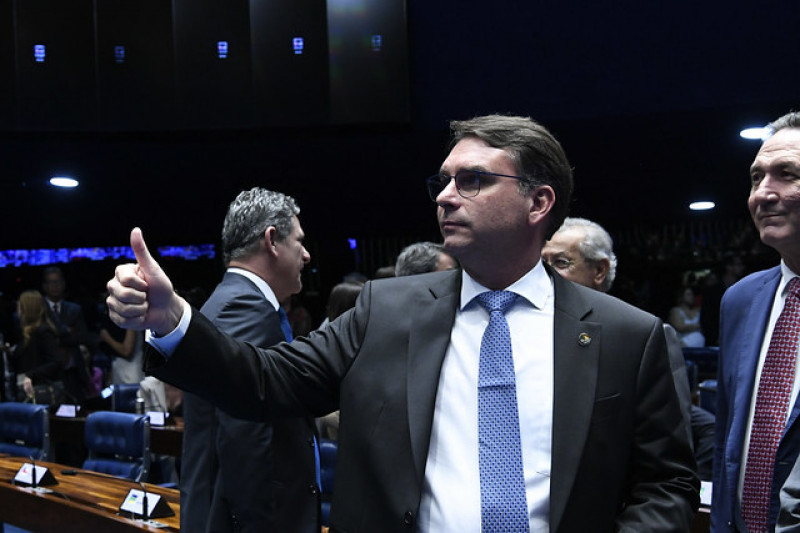 Flávio Bolsonaro chama apoiadores para 7 de Setembro e critica governo