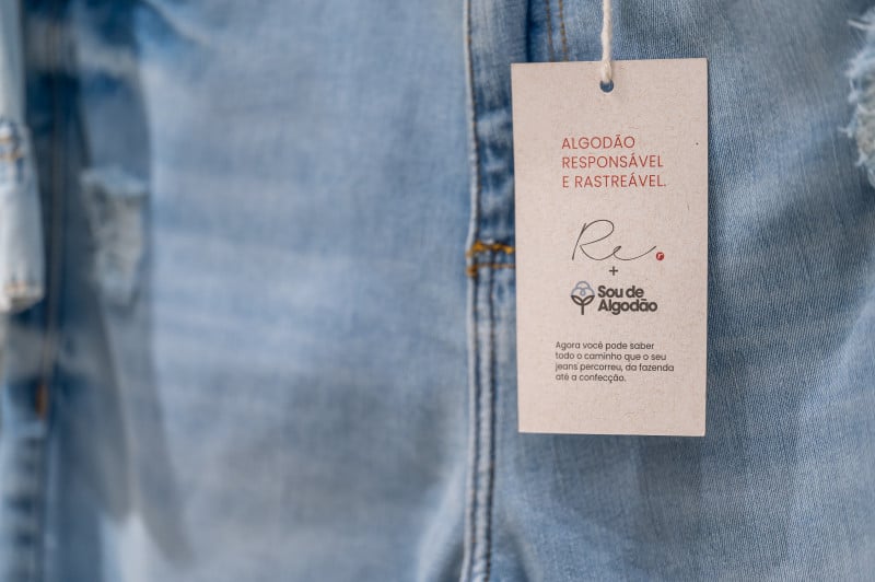 {'nm_midia_inter_thumb1':'https://www.jornaldocomercio.com/_midias/jpg/2023/02/03/206x137/1_minuto_varejo_renner_colecao_jeans_rastreavel_jornal_do_comercio-10114799.jpg', 'id_midia_tipo':'2', 'id_tetag_galer':'', 'id_midia':'63dd2a0c28ca1', 'cd_midia':10114799, 'ds_midia_link': 'https://www.jornaldocomercio.com/_midias/jpg/2023/02/03/minuto_varejo_renner_colecao_jeans_rastreavel_jornal_do_comercio-10114799.jpg', 'ds_midia': 'Minuto Varejo - Lojas Renner - jeans rastre&aacute;vel - cole&ccedil;&atilde;o - programa Sou de Algod&atilde;o - cole&ccedil;&atilde;o - vestu&aacute;rio sustent&aacute;vel - moda', 'ds_midia_credi': 'FABIANO PANIZZI/DIVULGA&Ccedil;&Atilde;O/JC', 'ds_midia_titlo': 'Minuto Varejo - Lojas Renner - jeans rastre&aacute;vel - cole&ccedil;&atilde;o - programa Sou de Algod&atilde;o - cole&ccedil;&atilde;o - vestu&aacute;rio sustent&aacute;vel - moda', 'cd_tetag': '1', 'cd_midia_w': '800', 'cd_midia_h': '532', 'align': 'Left'}