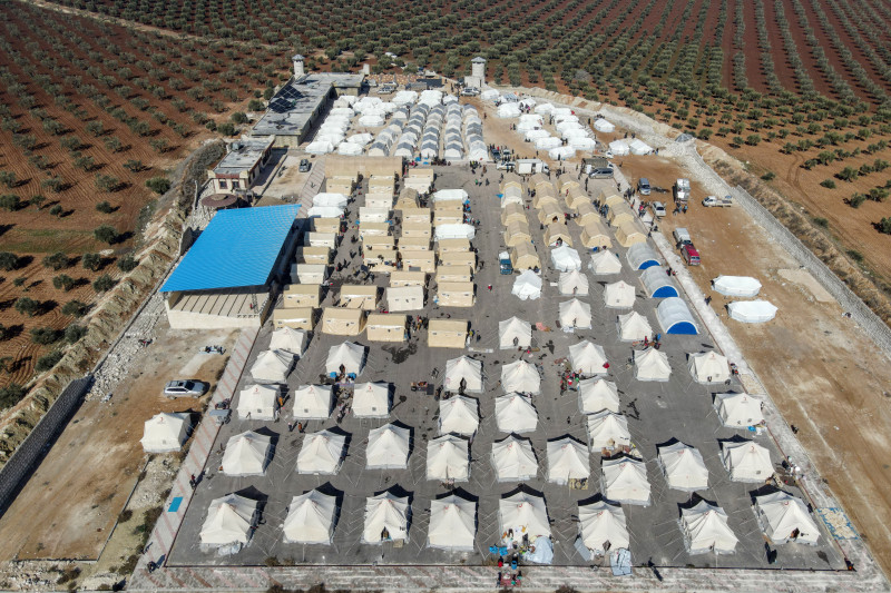Abrigos improvisados recebem milhares de pessoas que perderam tudo no terremoto da última segunda-feira