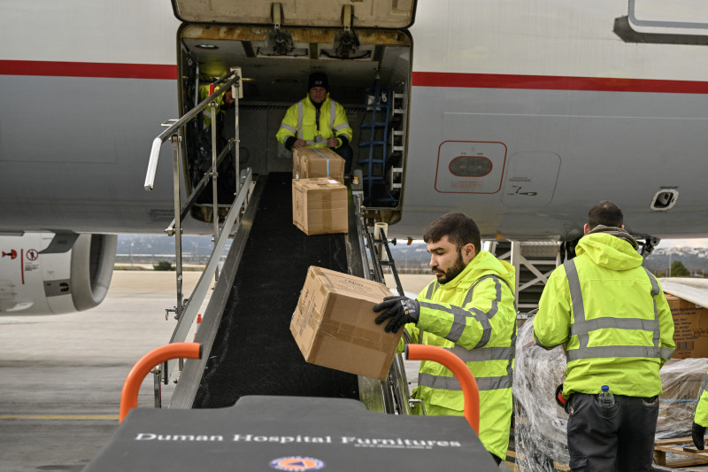  Staff load medical supplies and tents, as part of Greece's humanitarian aid to Turkey's earthquake stricken region at the international airport in Spata near Athens on February 9, 2023. - More than 80 tons of humanitarian aid, mainly medical supplies and tents are send to Adana. (Photo by Louisa GOULIAMAKI / AFP)
Ministério da Saúde doou três conjuntos de kits calamidade que contém cada um, 250 kg de medicamentos e itens emergenciais