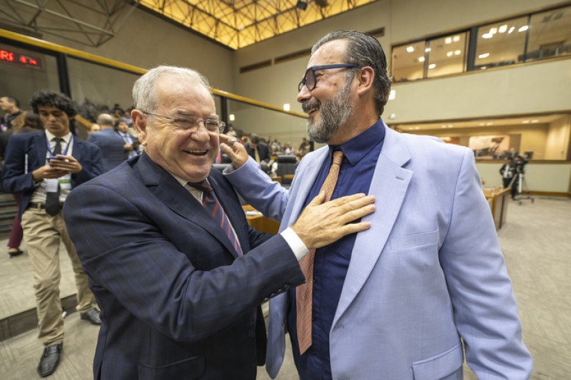 Idenir Cecchim assume como líder do governo no lugar do vereador Cláudio Janta; ambos trocam cumprimentos na sessão da Câmara