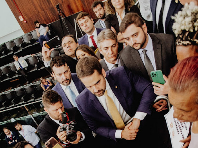 Eduardo Leite vai até galerias da Assembleia conversar com integrantes do Cpers