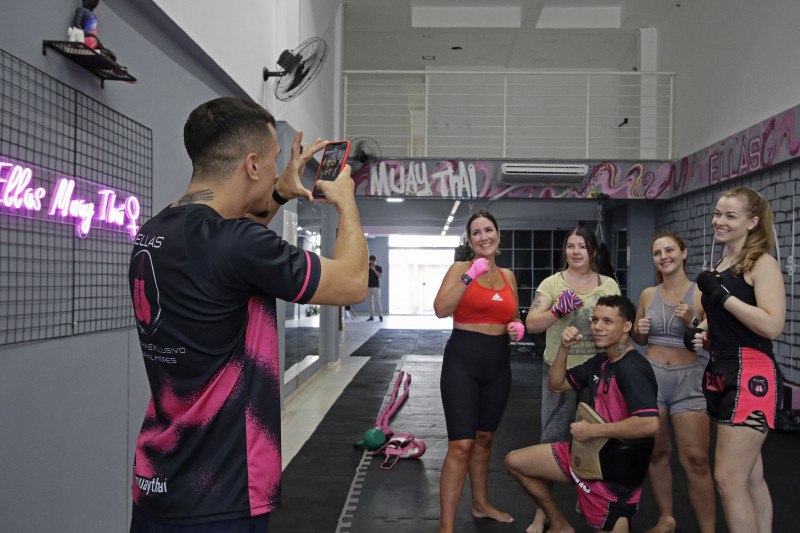 Entre as tr&ecirc;s unidades, s&atilde;o mais de 450 alunas inscritas na escola
 Foto: LUIZA PRADO/JC