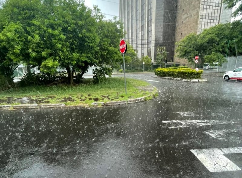 Cenário chuvoso deve se estender até a noite, acompanhado de trovoadas e vento persistente