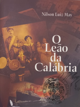 Lançamento acontece na Livraria Santos da cidade e conta com sessão de autógrafos do escritor