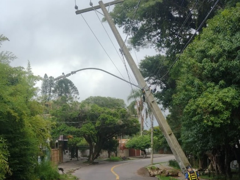 Os fortes ventos que atingiram a Capital provocaram a queda de postes, árvores e galhos
