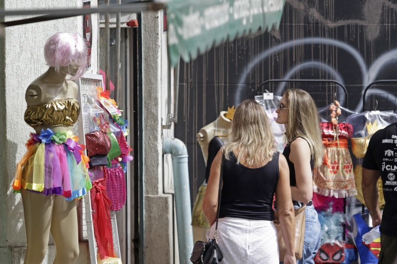 Biquíni hot pants, saia de tule, tiara e glitter são os produtos mais desejados pelo público