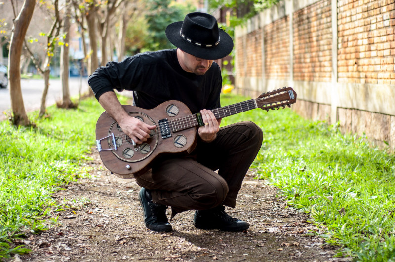 Oly Jr. explora o bordoneio da milonga com o slide, na viola de dez cordas