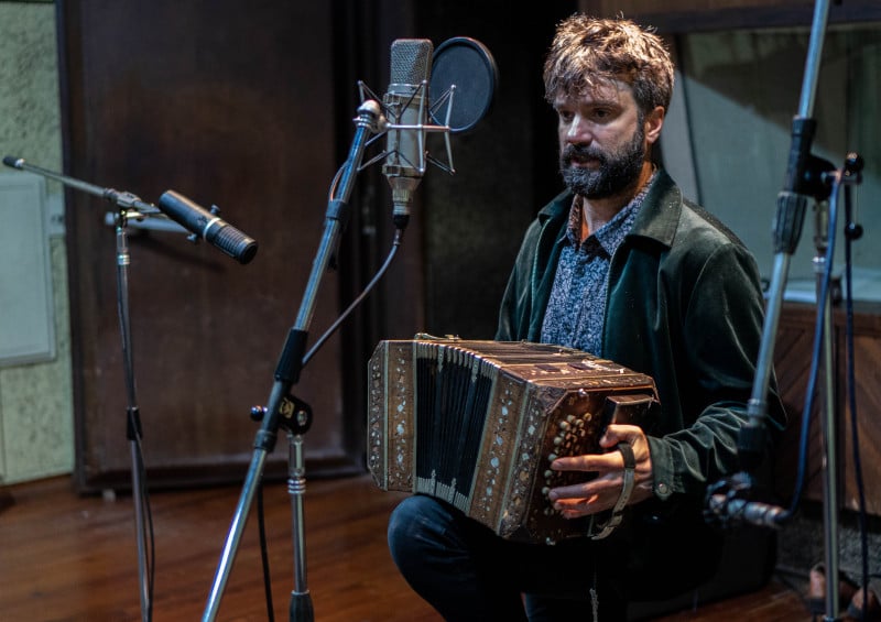 Tomi Lebrero explora a milonga tendo o bandoneón como instrumento principal