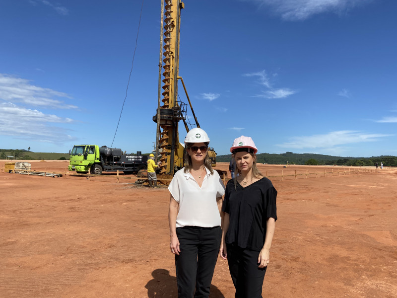 Aline Bagatini, diretora presidente da Fruki e Fab&iacute;ola Eggers, gerente de Rela&ccedil;&otilde;es Institucionais celebram n&uacute;meros na &aacute;rea da nova f&aacute;brica
